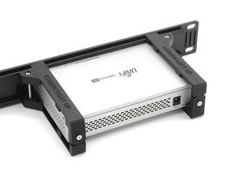 1U Svart 19" panel med feste for Ubiquiti US-8-60W