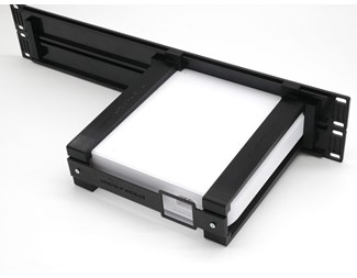 2U svart 19" panel med feste for Ubiguiti USW-LITE-16-POE