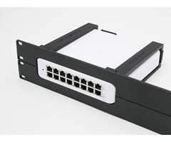 2U svart 19" panel med feste for Ubiguiti USW-LITE-16-POE