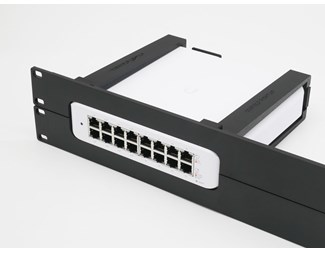2U svart 19" panel med feste for Ubiguiti USW-LITE-16-POE
