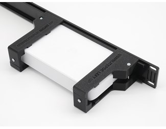 1U svart 19 "panel med feste for Ubiquiti USW-LITE-8-POE