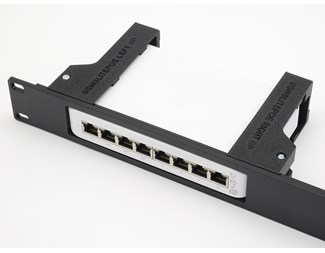 1U svart 19 "panel med feste for Ubiquiti USW-LITE-8-POE