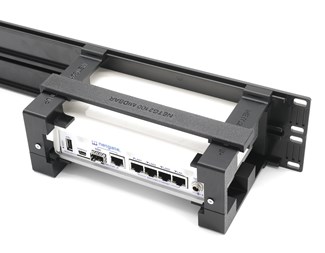 2U svart 19" panel med feste til Netgate 2100