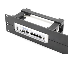 2U svart 19" panel med feste til Netgate 2100